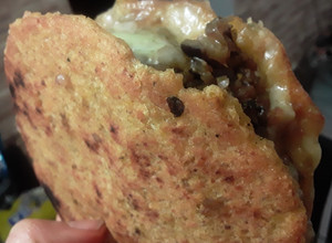 Una foto de Arepa rellena de "carne bbq" y queso...🍘🧀🍘🧀😜😛😝