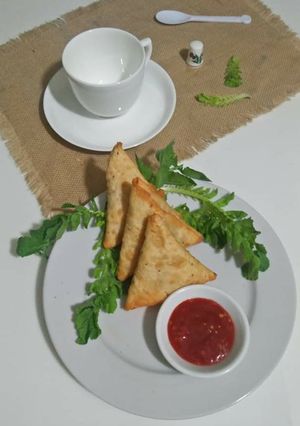 A picture of Aloo ka samosa.