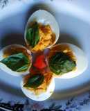 Huevos rellenos con albahaca
