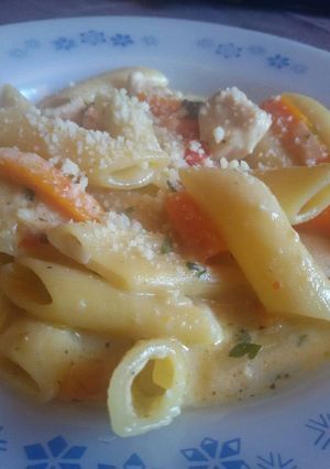 Una foto de Pasta con fajitas de pollo 💛