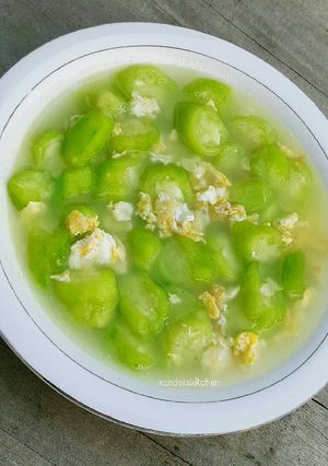 A picture of Luffa Soup with Egg.