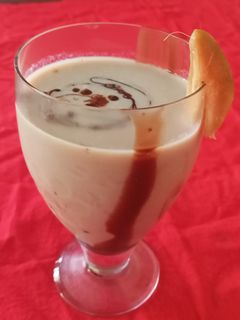 ચીકુ, ચોકલેટ મિલ્કશેક(Chikoo Choco Milkshake Recipe in gujarati) રેસીપી મુખ્ય ફોટો