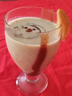 ચીકુ, ચોકલેટ મિલ્કશેક(Chikoo Choco Milkshake Recipe in gujarati) રેસીપી મુખ્ય ફોટો