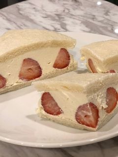 รูปของ Strawberry Sandwich with Fresh cream