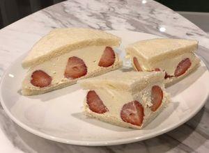 รูปของ Strawberry Sandwich with Fresh cream
