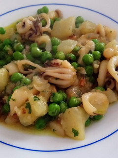 Una foto de Calamares con guisantes