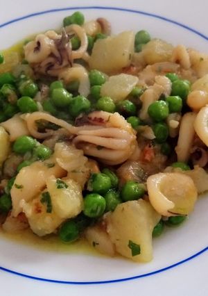 Una foto de Calamares con guisantes