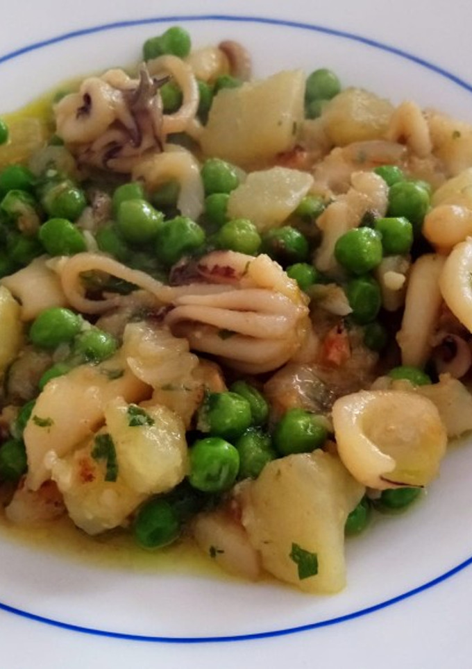 Una foto de Calamares con guisantes