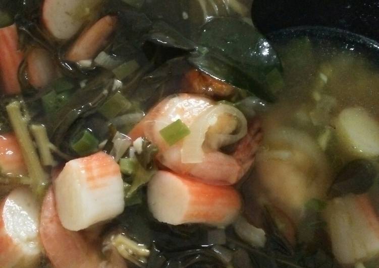 Langkah Mudah untuk Menyiapkan Sup seafood daun ginseng yang Lezat Sekali