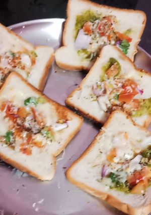 ब्रेड पिज्जा (Bread Pizza recipe in hindi) रेसिपी मुख्य फोटो