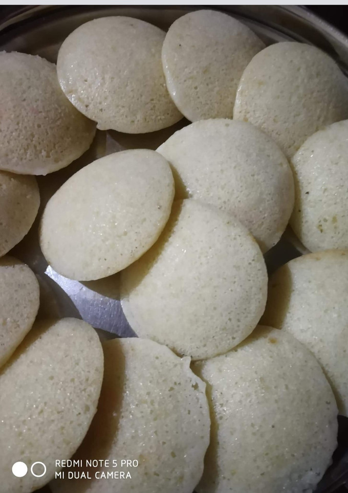 इंस्टेंट सूजी / रवा इडली (Instant suji /rava idli recipe in hind रेसिपी मुख्य फोटो