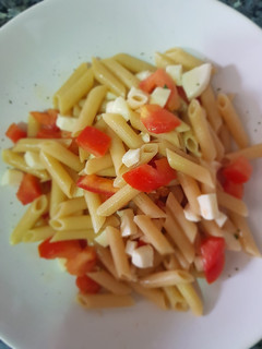Una foto de Macarrones con tomate y mozzarella en 15 minutos!