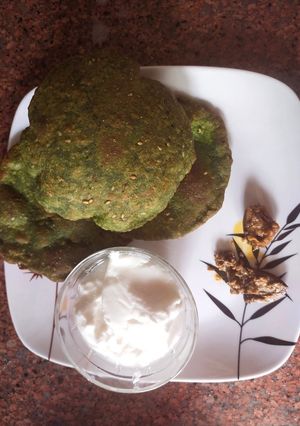 A picture of Green Palak Puri.