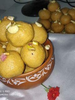 बेसन लडडू (besan ladoo recipe in Hindi) रेसिपी मुख्य फोटो