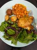 Pollo con papas al horno, y garbanzos en pasta de tomate