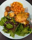 Pollo con papas al horno, y garbanzos en pasta de tomate