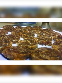 खजूर ड्रायफ्रुट्स बर्फी (khajur dryfruits barfi recipe in marathi) रेसिपी चे मुख्य फोटो