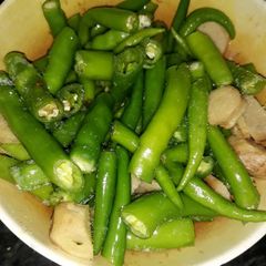A picture of Vinegar - Chillies and Ginger.