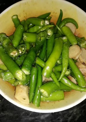 A picture of Vinegar - Chillies and Ginger.