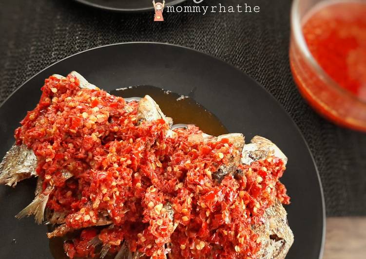 Bagaimana Menyiapkan Ikan Goreng Sambal yang Enak