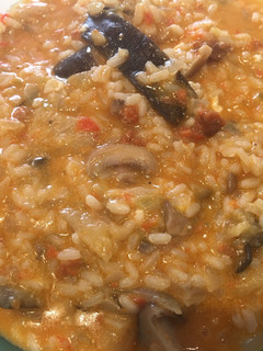 Una foto de Arroz meloso con setas, berenjena y sobrasada