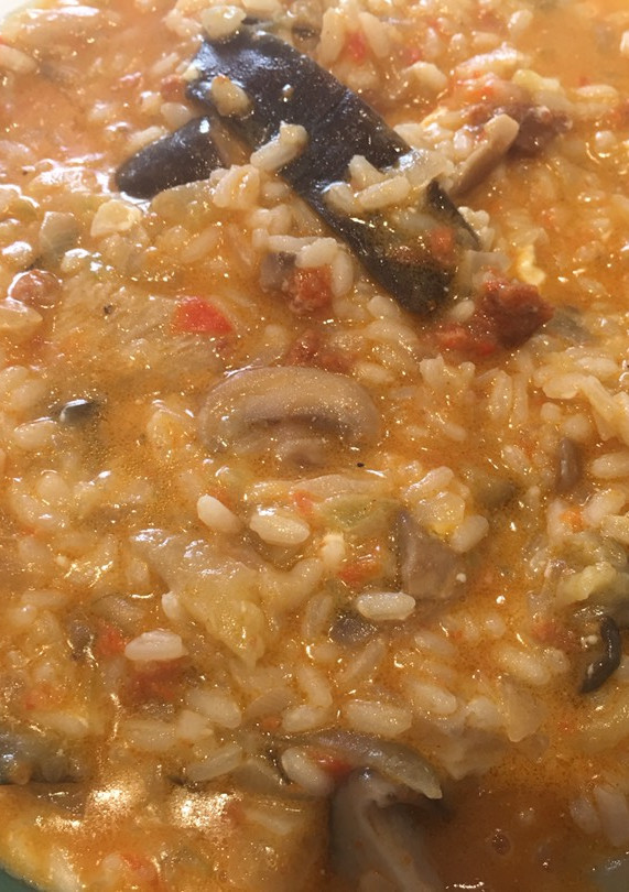 Una foto de Arroz meloso con setas, berenjena y sobrasada