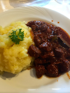 Vörösboros marhapörkölt recept fotója