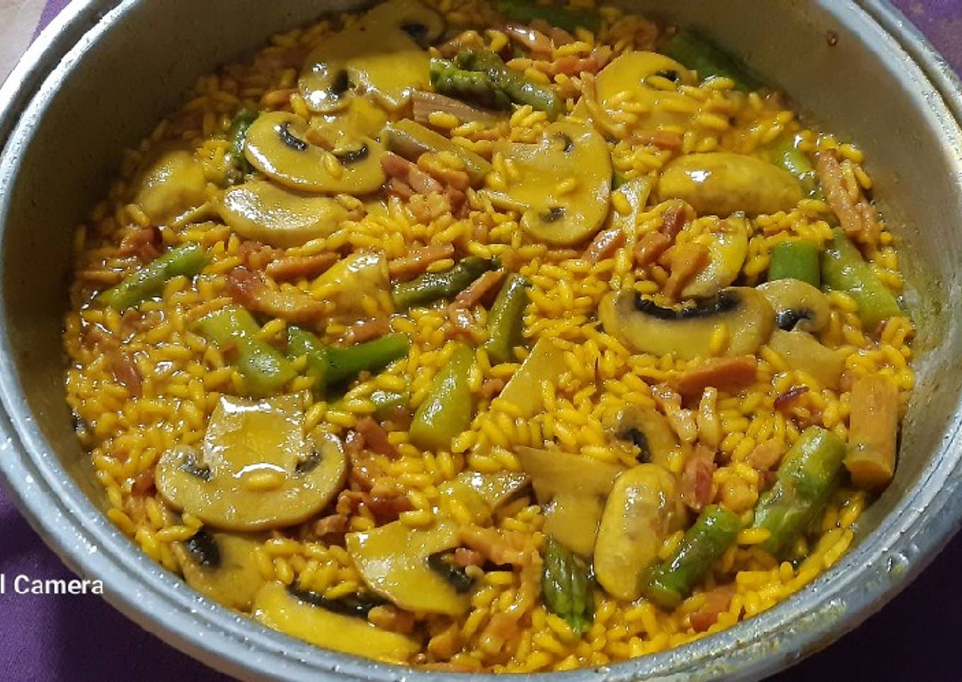 Arroz con trigueros, champiñones y bacon