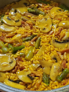 Una foto de Arroz con trigueros, champiñones y bacon