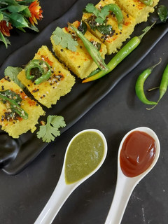 सूजी बेसन ढोकला (suji besan dhokla recipe in hindi) रेसिपी मुख्य फोटो
