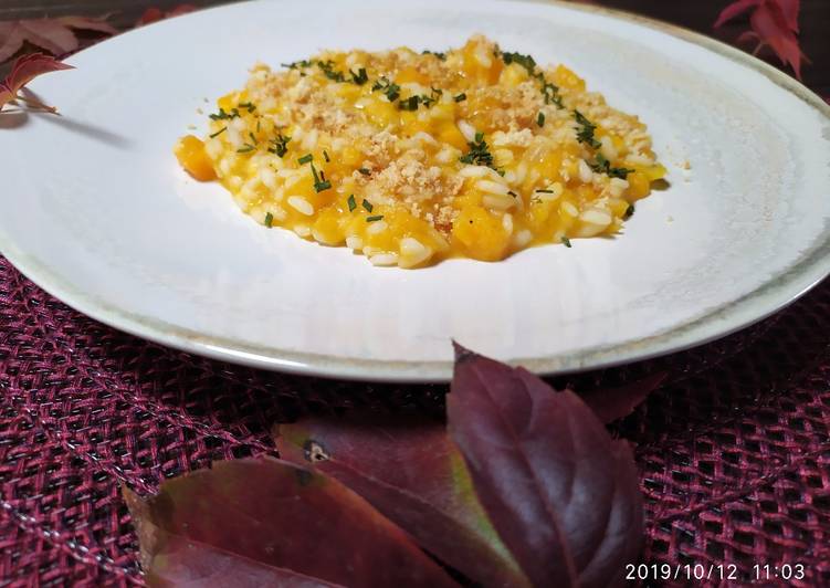 Risotto zucca granella di amaretti ed erba cipollina