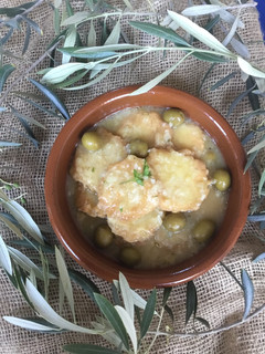 Una foto de Patatas a la importancia con olivas verdes