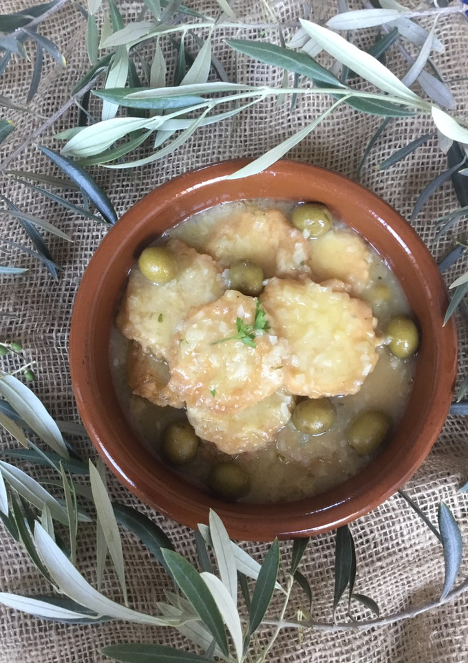 Una foto de Patatas a la importancia con olivas verdes