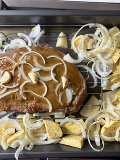 Una foto de Bife de Vacío al horno con papas y boniatos