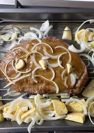 Una foto de Bife de Vacío al horno con papas y boniatos