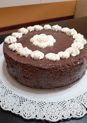 Una foto de Bizcochuelo con flan de 🍫