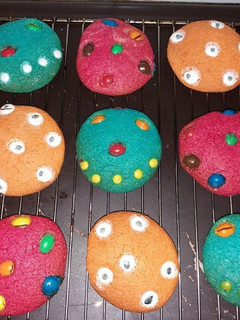 Una foto de Cookies de colores con lacasitos y M&M'S