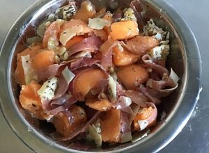 Une photo de Salade fraîche au melon jambon de Bayonne fromages italiens et pignons de pin