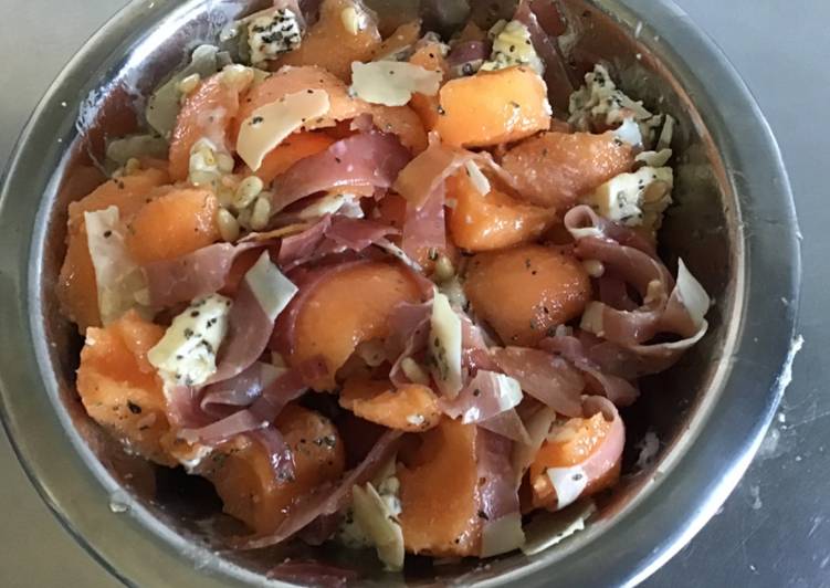 Comment Préparer Les Salade fraîche au melon jambon de Bayonne fromages italiens et pignons de pin