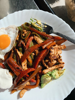 Una foto de Mix fajitas de pollo y verduras