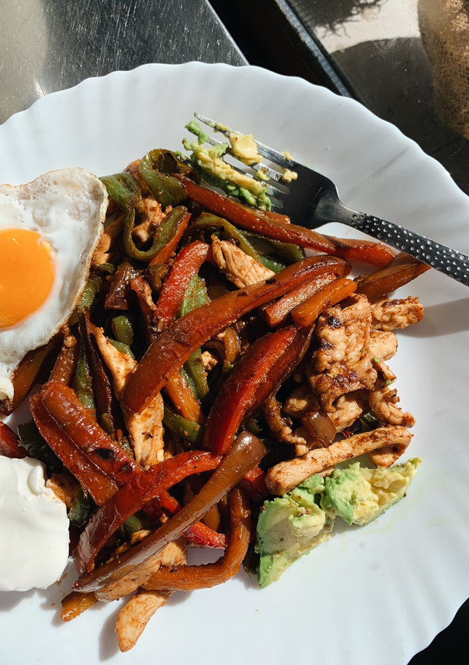 Una foto de Mix fajitas de pollo y verduras