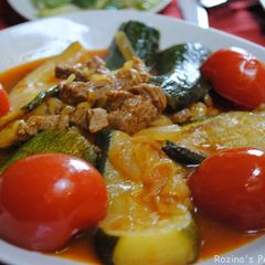 A picture of Persian zucchini stew.