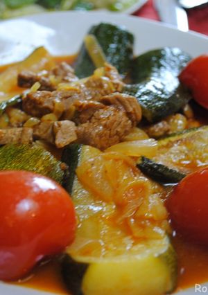 A picture of Persian zucchini stew.
