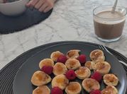 Una foto di pancake con banane