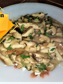 Una foto de Setas o Champiñones en salsa verde (Receta súper rápida y fácil)