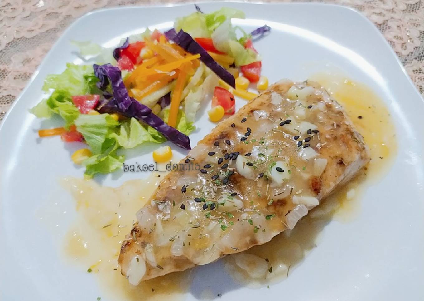 Panseared Chicken with Salad & Lemon Sauce