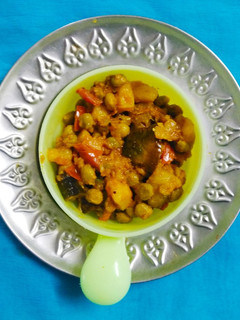 તુવેર રીંગણ બટાકા નુ શાક (Tuver Ringan Bataka Shak Recipe In Gujarati) રેસીપી મુખ્ય ફોટો