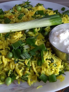 हिरव्या कांद्याच्या पातीचा फोडणीचा भात : (kandyachya paticha fodnicha bhaat recipe in marathi) रेसिपी चे मुख्य फोटो