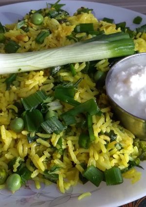हिरव्या कांद्याच्या पातीचा फोडणीचा भात : (kandyachya paticha fodnicha bhaat recipe in marathi) रेसिपी चे मुख्य फोटो 