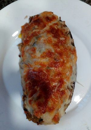 Una foto de Berenjenas rellenas de carne y verduras